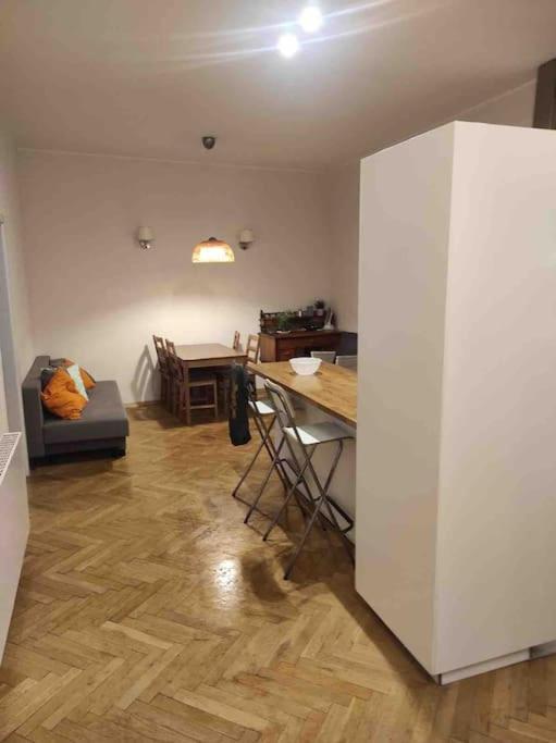 Centrally Located With 4 Bedrooms Garbarska Krasków